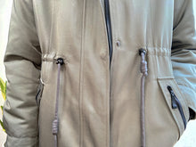 Cargar imagen en el visor de la galería, PARKA RABBIT/FOX - GREEN