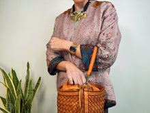 Lade das Bild in den Galerie-Viewer, GEFLOCHTENE BEUTELTASCHE KAMEL