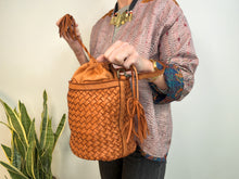 Lade das Bild in den Galerie-Viewer, GEFLOCHTENE BEUTELTASCHE KAMEL