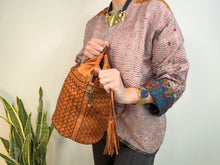 Lade das Bild in den Galerie-Viewer, GEFLOCHTENE BEUTELTASCHE KAMEL
