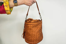 Lade das Bild in den Galerie-Viewer, GEFLOCHTENE BEUTELTASCHE KAMEL