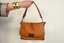 Lade das Bild in den Galerie-Viewer, Tasche aus gewaschenem Leder mit Nieten in Kamelbraun