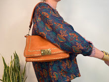 Lade das Bild in den Galerie-Viewer, Tasche aus gewaschenem Leder mit Nieten in Kamelbraun