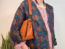 Lade das Bild in den Galerie-Viewer, Tasche aus gewaschenem Leder mit Nieten in Kamelbraun