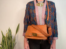 Lade das Bild in den Galerie-Viewer, Tasche aus gewaschenem Leder mit Nieten in Kamelbraun