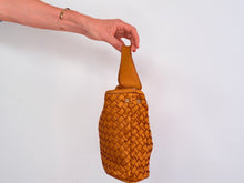 Charger l'image dans la galerie, NEW BUCKET BAG MOSTAZA