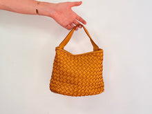 Charger l'image dans la galerie, NEW BUCKET BAG MOSTAZA