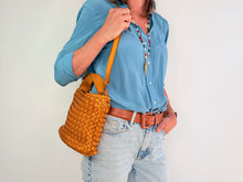 Charger l'image dans la galerie, NEW BUCKET BAG MOSTAZA