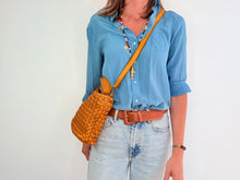 Charger l'image dans la galerie, NEW BUCKET BAG MOSTAZA