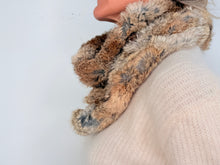 Cargar imagen en el visor de la galería, CUELLO DE CONEJO TRICOTADO - NATURAL