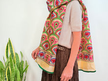 Lade das Bild in den Galerie-Viewer, BESTICKTER SEIDENSCHONER 22