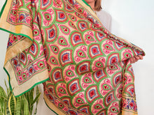 Lade das Bild in den Galerie-Viewer, BESTICKTER SEIDENSCHONER 22