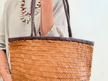 Load image into Gallery viewer, Two-tone basket bag - camel