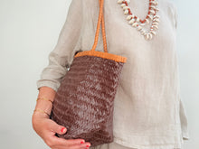 Charger l'image dans la galerie, BICOLOR BASKET BAG - CHOCOLATE