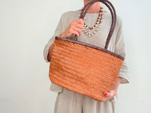 Load image into Gallery viewer, Two-tone basket bag - camel