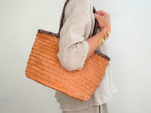 Load image into Gallery viewer, Two-tone basket bag - camel