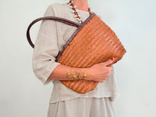 Load image into Gallery viewer, Two-tone basket bag - camel