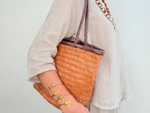 Load image into Gallery viewer, Two-tone basket bag - camel