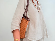 Load image into Gallery viewer, Two-tone basket bag - camel