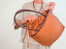 Load image into Gallery viewer, Two-tone basket bag - camel