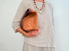 Load image into Gallery viewer, Two-tone basket bag - camel