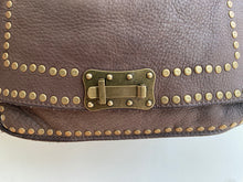 Cargar imagen en el visor de la galería, STUD WASHED LEATHER BAG TOPO