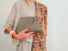 Load image into Gallery viewer, FLORENCIA CLUTCH BAG - GREEN