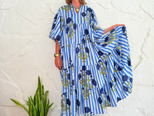 Lade das Bild in den Galerie-Viewer, SAINT-TROPEZ – BLAUES GESTREIFTES KLEID