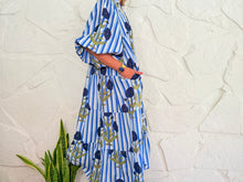 Lade das Bild in den Galerie-Viewer, SAINT-TROPEZ – BLAUES GESTREIFTES KLEID