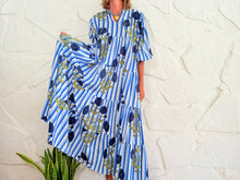 Lade das Bild in den Galerie-Viewer, SAINT-TROPEZ – BLAUES GESTREIFTES KLEID