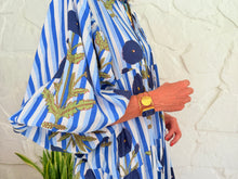 Lade das Bild in den Galerie-Viewer, SAINT-TROPEZ – BLAUES GESTREIFTES KLEID