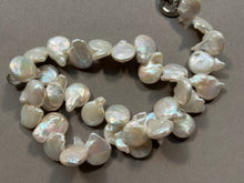 Charger l'image dans la galerie, SMALL FLAT PEARL NECKLACE
