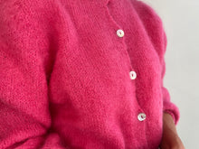 Lade das Bild in den Galerie-Viewer, MOHAIR-CARDIGAN MIT KNOPF – ROSA