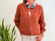 Lade das Bild in den Galerie-Viewer, MOHAIR-CARDIGAN MIT KNOPF - BRAUN