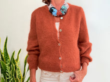 Lade das Bild in den Galerie-Viewer, MOHAIR-CARDIGAN MIT KNOPF - BRAUN