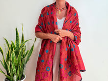 Lade das Bild in den Galerie-Viewer, BESTICKTER SEIDENSCHONER 22