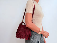 Cargar imagen en el visor de la galería, FRINGE BAG - BURGUNDY