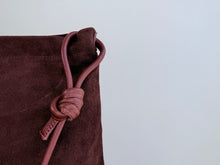 Cargar imagen en el visor de la galería, KNOT BAG - CHOCOLATE