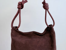 Cargar imagen en el visor de la galería, KNOT BAG - CHOCOLATE