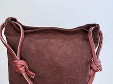 Cargar imagen en el visor de la galería, KNOT BAG - CHOCOLATE