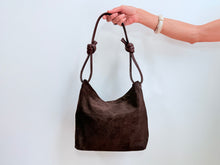 Cargar imagen en el visor de la galería, KNOT BAG - CHOCOLATE