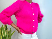 Lade das Bild in den Galerie-Viewer, MOHAIR-CARDIGAN MIT KNOPFVERSCHLUSS - PINK