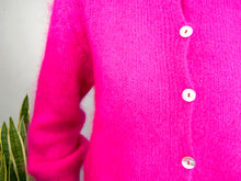 Lade das Bild in den Galerie-Viewer, MOHAIR-CARDIGAN MIT KNOPFVERSCHLUSS - PINK