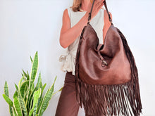 Lade das Bild in den Galerie-Viewer, FRINGE BAG - CHOCOLATE