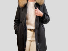 Lade das Bild in den Galerie-Viewer, KANINCHEN-/FUCHSPARKA - SCHWARZ
