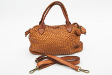 Cargar imagen en el visor de la galería, BRAIDED LEATHER BAG CAMEL