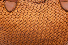 Cargar imagen en el visor de la galería, BRAIDED LEATHER BAG CAMEL