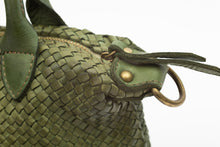 Lade das Bild in den Galerie-Viewer, GEFLOCHTENE LEDERTASCHE GRÜN
