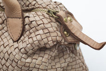 Lade das Bild in den Galerie-Viewer, GEFLOCHTENE LEDERTASCHE PIEDRA