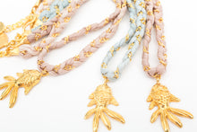 Cargar imagen en el visor de la galería, GOLDFISH SILK NECKLACE - BEIGE